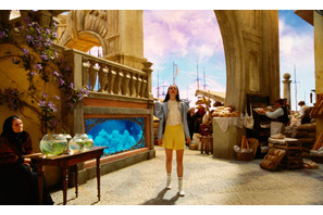 エマ・ストーン“ベラ”が見て感じる世界を表現『哀れなるものたち』映画美術に迫る特別映像 画像