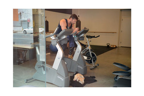 ジムでストーカー被害のヒュー・ジャックマン、ボディガード代わりの愛犬を同伴 画像