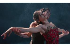 惹かれ合う2人の美しいダンスシーン『RED SHOES／レッド・シューズ』本編映像 画像