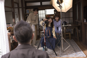 木梨憲武“雅彦”のスペシャルな注文で奈緒“瞳”が遺影を撮影…「春になったら」第9話 画像