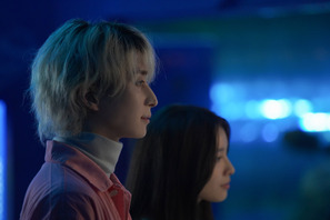 佐久間大介“吐夢”のピンク衣装姿が公開『マッチング』 画像