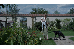 『落下の解剖学』でも話題、ザンドラ・ヒュラーが「アウシュビッツの隣で暮らす妻」を演じた『関心領域』を語る 画像