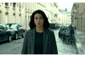 柴咲コウがパリの街に佇む…復讐の始まり捉える『蛇の道』本編冒頭映像 画像