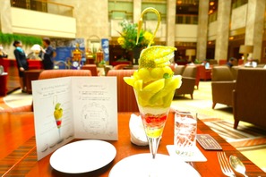 【ディズニー】マスクメロン＆桃の“スワンパフェ”を実食　浦安ブライトンホテル東京ベイ、ロビーラウンジ「シルフ」 画像