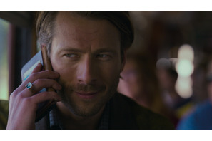 グレン・パウエル、動画サイトで丹念な役作り『ヒットマン』本編映像 画像