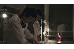 空音央監督「運命的な出会い」夜の学校でDJ…仲良し5人組を映す『HAPPYEND』本編映像 画像