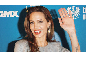 アンジェリーナ・ジョリー、乳がん予防のため乳腺切除手術を受けたと手記を発表 画像