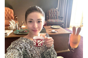 『奇皇后』女優ハ・ジウォン、オールバックで見せた46歳らしからぬ美貌！ウエストも“チラッ”【PHOTO】 画像