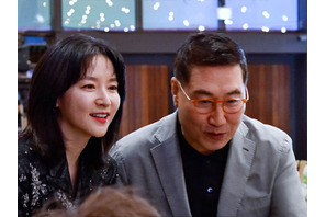 女優イ・ヨンエ、73歳の夫同伴で授賞式に出席！プレゼンターとして登壇も【独占写真】 画像