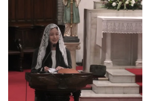 キム・テヒ、夫RAINと日本旅行の次は愛娘二人と明洞大聖堂に！前に出て議論をする姿も 画像