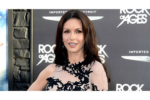 キャサリン・ゼタ・ジョーンズ、双極性障害治療プログラムを終えて退院 画像