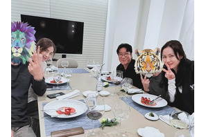 ソン・イェジン、映画撮影中の癒しのひと時…満面の笑みで“愛の告白”！「愛してるって言ったよね？」【PHOTO】 画像