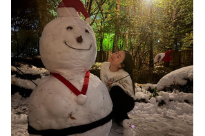 女優チェ・ジウ、愛娘とともに雪だるまづくり！『冬のソナタ』を思い出させる笑顔に「感慨深い…」【PHOTO】 画像