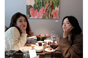 女優ソン・ヘギョ、“13歳年下”美人女優スジと誕生日パーティーを開催！画面越しに伝わる優雅なひと時【PHOTO】 画像