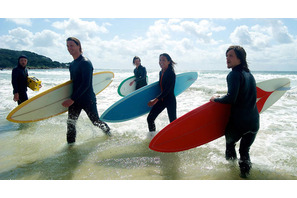 イケメンの“ニューウェーブ”来たる！　兄弟愛を描くサーフィン映画『ドリフト』に注目 画像