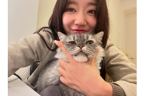 女優パク・シネ、愛猫との穏やかなひとときに“ほっこり”。「可愛すぎるでしょ」【PHOTO】 画像