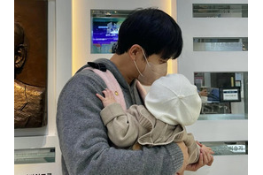 イ・スンギが公開した“パパ抱っこ”姿。新譜に映画、育児で大忙し！「頑張ってください」【PHOTO】 画像