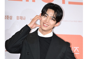 2PMテギョン、4年間交際中の彼女と腕組んでデート！顔も隠さず「普通の恋人」そのものだった！ 画像