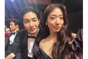 女優パク・シネ、共演俳優らとともに顔寄せニッコリ！『悪魔なカノジョは裁判官』チームに伝えた感謝【PHOTO】 画像