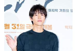 二児のパパになったソン・ジュンギ、インタビュー中も“親バカ”全開！スタッフに写真を見せながら「可愛い」 画像