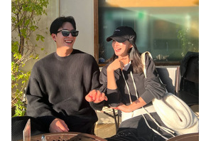 “素敵な夫婦” 女優ハン・イェスル、10歳年下の夫と幸せなひととき「今年も君と」【PHOTO】 画像