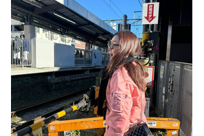 チェ・ジウが東京の街に出没！お店の前でサンドイッチ頬張って…自然体な姿が反響【PHOTO】 画像