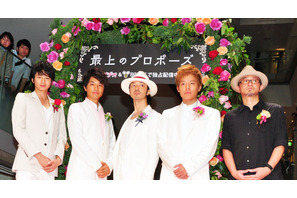 【PHOTOレポート】向井理、金子ノブアキら胸元に花＆純白スーツでキメる！ 画像