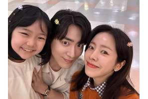 「結婚しちゃダメですか」女優ハン・ジミンが公開した“超密着”スリーショットが大反響【PHOTO】 画像