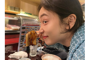 『ザ・グローリー』女優が日本を満喫！寿司屋での無邪気な姿に「安心しました」の声【写真】 画像