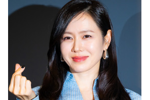 笑顔が眩しい…女優ソン・イェジン、公の場で洗練された美しさを放った！【独占写真】 画像