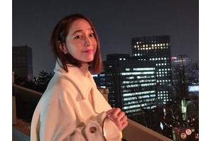 デート中？撮影中？女優イ・ミンジョン、夜景より輝く美貌「ブレていても目鼻立ちくっきり」【PHOTO】 画像