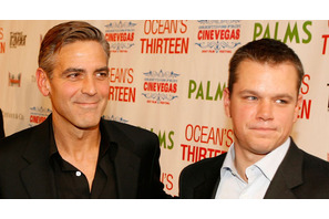 ジョージ・クルーニーとマット・デイモン、撮影現場近くの公営ジムで一緒に汗を流す 画像