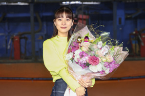 芳根京子「本当に楽しい4か月でした!」、涙のクランクアップ「まどか26歳、研修医やってます!」 画像