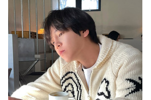 チャン・グンソク、将来はカフェの店主!? まったりコーヒーブレイク中も「少年みたい」【PHOTO】 画像