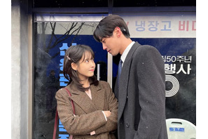 『おつかれさま』で熱演中のIU、破談になった彼とにらめっこ!? 第3幕の心温まるオフショット大放出【PHOTO】 画像