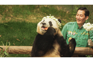 花冠をつけたフーバオと優しい視線で見つめる飼育員に癒される！『私の親愛なるフーバオ』 画像