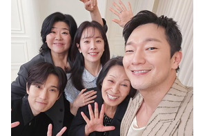 家族写真みたい！ハン・ジミンが公開した『君は天国でも美しい』キャスト集合写真に反響【PHOTO】 画像