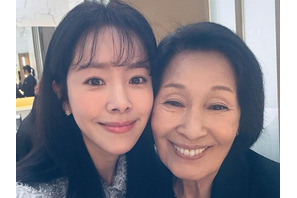 女優ハン・ジミン、共演者たちと和やかな雰囲気で「天上界の美貌」を披露！【PHOTO】 画像