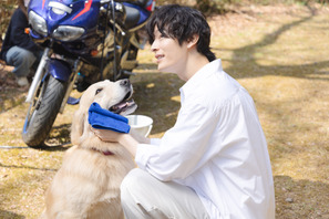 「たまらん」「最強」塩野瑛久×わんこのコラボに反響　ドラマ「魔物」メイキング 画像