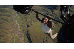 「想像を絶する」トム・クルーズ、上空2400m超のプロペラ機アクション映像公開『ミッション：インポッシブル』 画像