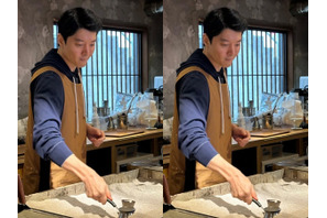 バツイチの『七日の王妃』俳優イ・ドンゴン、自身のカフェで仕事中！“大行列も納得” 画像