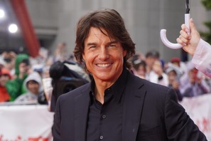 トム・クルーズ、25回目の来日で東京都庁に登場！ファン約1000人が大歓声 画像