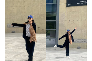 女優イ・ヨンエ、“Z世代”にしか見えない私服姿に注目！ポスターの前でお茶目なポーズ【PHOTO】 画像