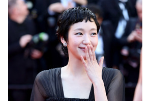 キム・ゴウン、カンヌ国際映画祭で独自のオーラを放つ！“地中海の風と共にコーヒータイム” 画像