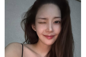 寝起き!? 女優パク・ミニョンが“悩殺ウィンク”を披露！「何をしていても美しい」【PHOTO】 画像