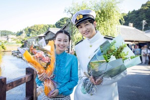 山本舞香＆小関裕太らが笑顔でクランクアップ「波うららかに、めおと日和」 画像