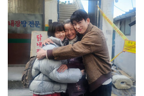 童顔女優パク・ボヨン、『未知のソウル』現場でのオフショットに「癒される」【PHOTO】 画像