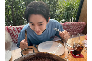 2PMジュノがスペインで息抜きのひととき。見るだけで癒される姿に“ほっこり”【PHOTO】 画像