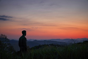 イ・ジェフンが星空の下を全力疾走！脱走前夜切り取る『脱走』本編冒頭映像 画像