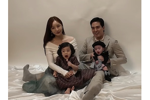 主役号泣で修羅場…『紳士とお嬢さん』ユン・ジニ、次女の100日記念フォトで見せた“母の奮闘”！ 画像